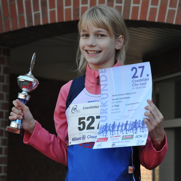 M&auml;dchen h&auml;lt Pokal und Urkunde f&uuml;r den 1. Platz beim 27. Coesfelder City-Lauf in der Klasse W11.