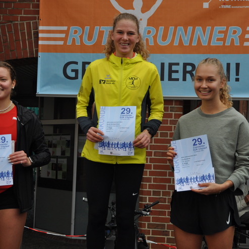 Drei L&auml;uferinnen stehen auf dem Siegerpodest und halten Urkunden des 29. Casseler DJK Citylaufs in den H&auml;nden.
