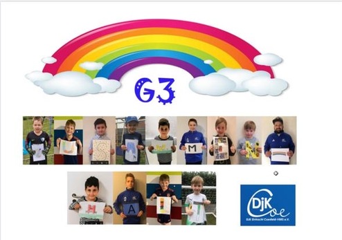 Gruppenzusammenstellung von Kindern mit kunstvollen Plakaten vor einem bunten Regenbogen und einem Logo.