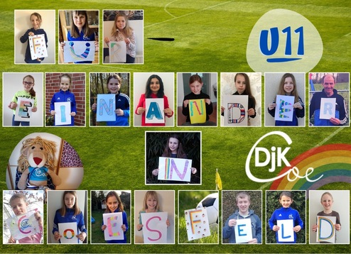 Collage von Kindern und einem Erwachsenen, die mit Buchstabenplakaten das Wort „FÜR EINANDER“ und „DJK“ bilden, auf grünem Fußballfeld.