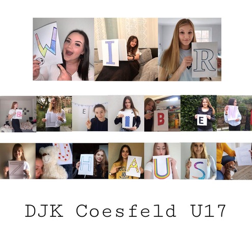 Gruppenbild von Mädchen, die Buchstaben halten und den Satz „WIR BLEIBEN ZUHAUS“ bilden. DJK Coesfeld U17.