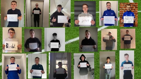 Kollage von Jugendlichen in sportlicher Kleidung, die Zettel mit Wörtern in Händen halten. Hintergrund: grüne Fläche.