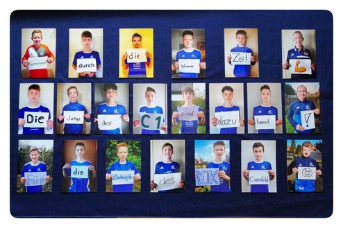 Collage von Fußballspielern, die mit Schildern Wörter und Sätze in blauer Teamkleidung präsentieren.
