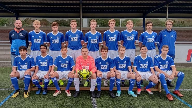 Mannschaftsbild der U17 von JJK Eintracht Coesfeld in blauen Trikots auf einem Fußballplatz.