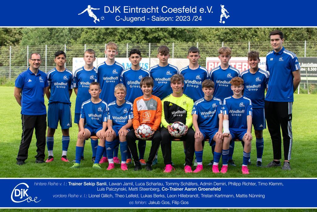 Gruppenfoto der C-Jugendmannschaft von DJK Eintracht Coesfeld e.V. mit Trainer, Spielern und einem Fußball auf dem Rasen.