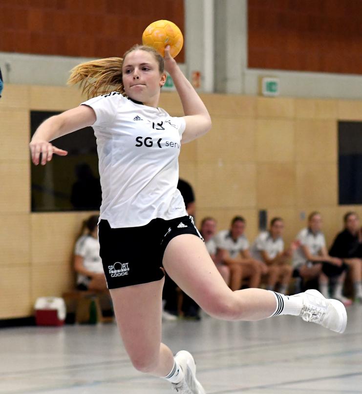 1. Damen DJK Coesfeld Handball gegen den Konigsberger SV Maike setzt zum Sprungwurf an un´´