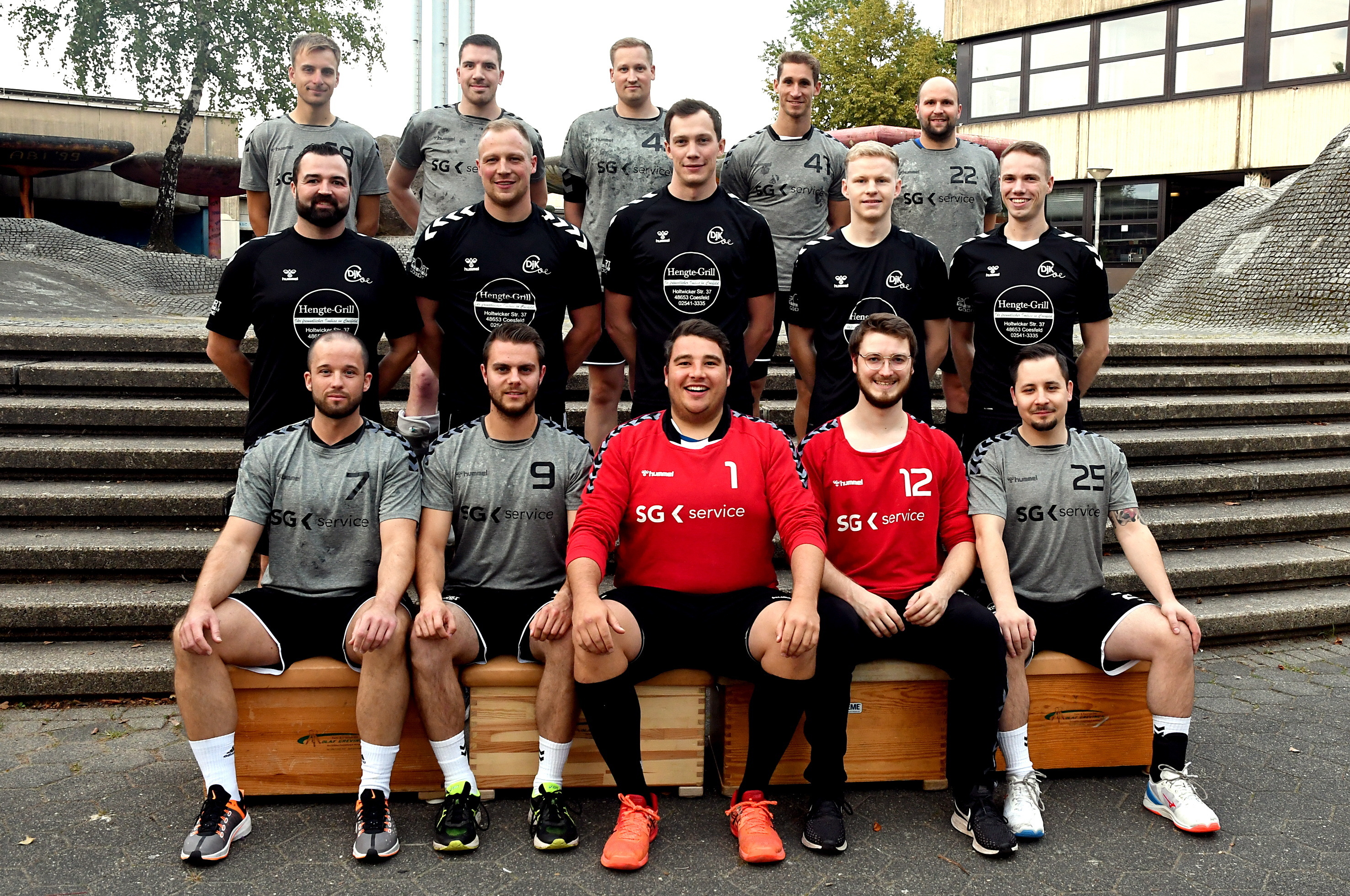 1.Herren DJK Coesfeld Handball Mannschaftsbild der 1. Herren Herren sind in 3 Reihen aufgereiht und lachen in die Kamera