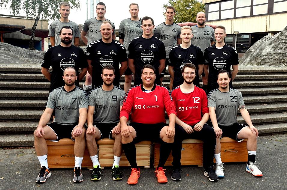 Mannschaftsbild der 1. Herren Herren sind in 3 Reihen aufgereiht und lachen in die Kamera