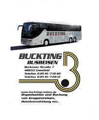 Bus der Marke Buckting mit Kontaktinformationen auf einem Werbeplakat für Busreisen.