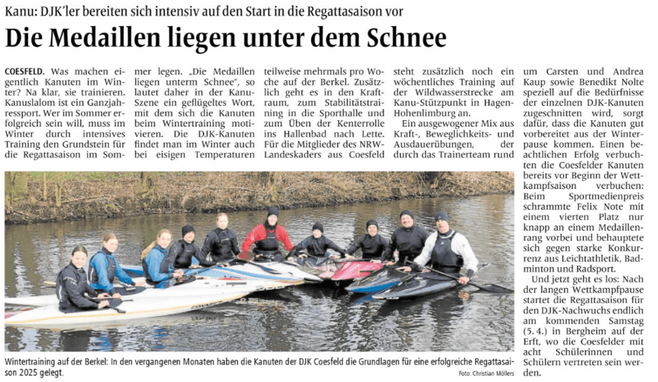Sieben Kanuten in Booten auf einem Fluss, während sie beim Wintertraining sich auf die Regattasaison vorbereiten.