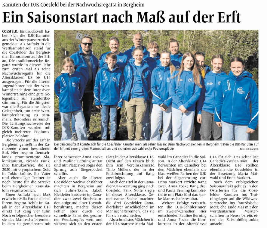 Gruppe von Kanuten der DJK Coesfeld in Sportbekleidung bei der Nachwuchsregatta in Bergheim, lächelnd vor der Natur.