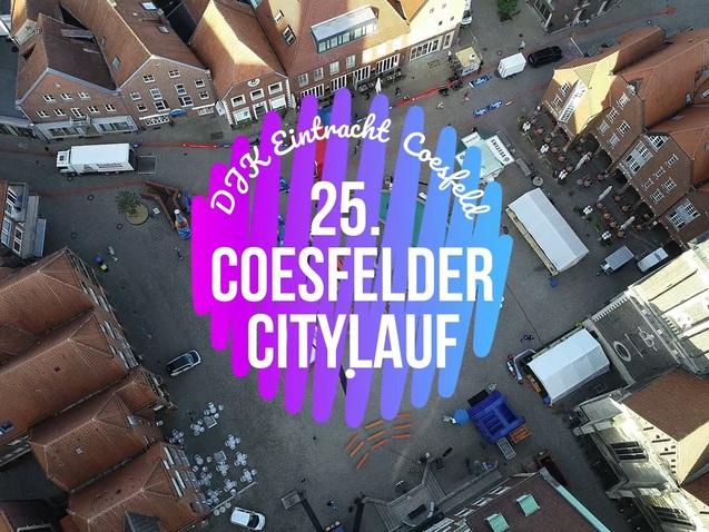 Luftaufnahme eines Stadtplatzes mit Gebäuden und Vorbereitungen für den 25. Coesfelder Citylauf.