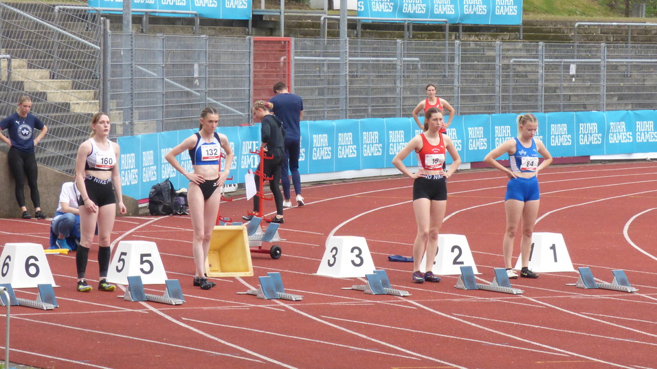 F&uuml;nf Leichtathletinnen stehen an der Startlinie auf einer roten Bahn, bereit f&uuml;r den Wettkampf bei den Ruhr Games.