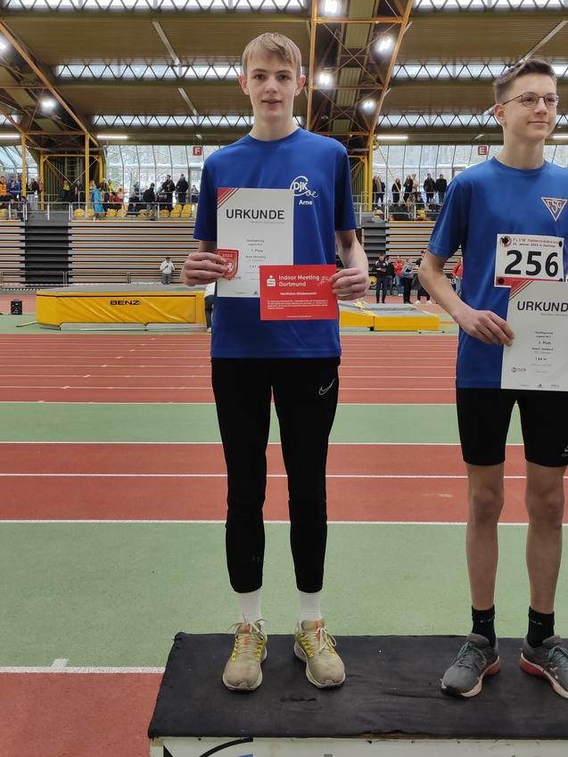 Junger Athlet steht auf dem Siegertreppchen mit Urkunde und Medaille nach Wettkampf im Sportzentrum Dortmund.