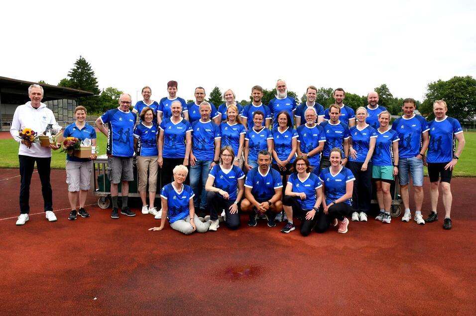 Gruppenfoto der Langläufer in der Weiling-Arena mit neuen Trikots