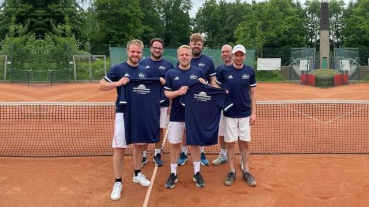 Sechs Männer in sportlichen T-Shirts stehen auf einem Tennisplatz und halten ein Trikot in die Kamera.