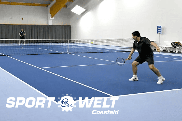 Tennisspieler schlägt den Ball auf einem blauen Tennisplatz, während ein Gegner bereit zur Rückgabe steht.
