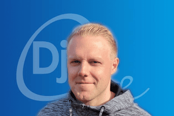Porträt eines Mannes mit blonden Haaren vor einem blauen Hintergrund mit einem grafischen Logo.