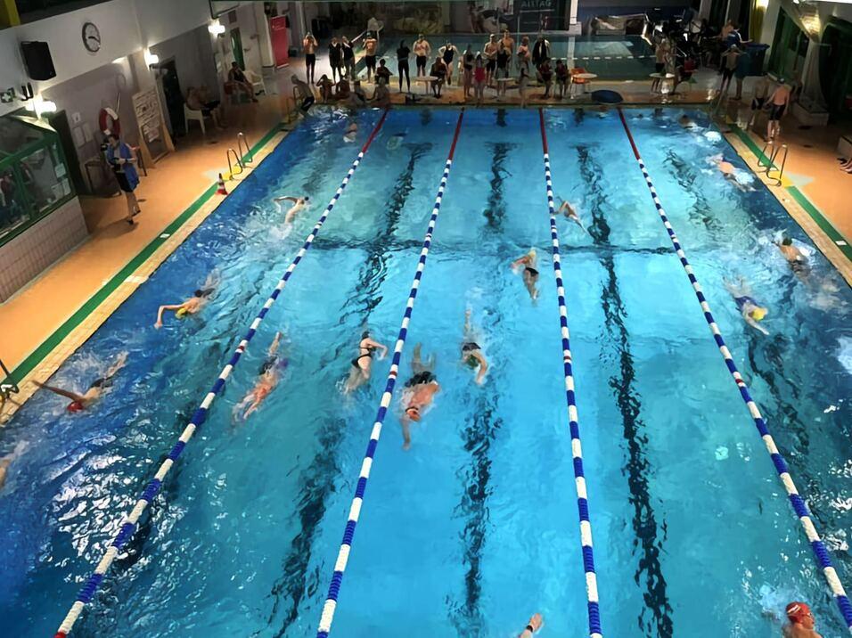 Schwimmbahnen von oben fotografiert