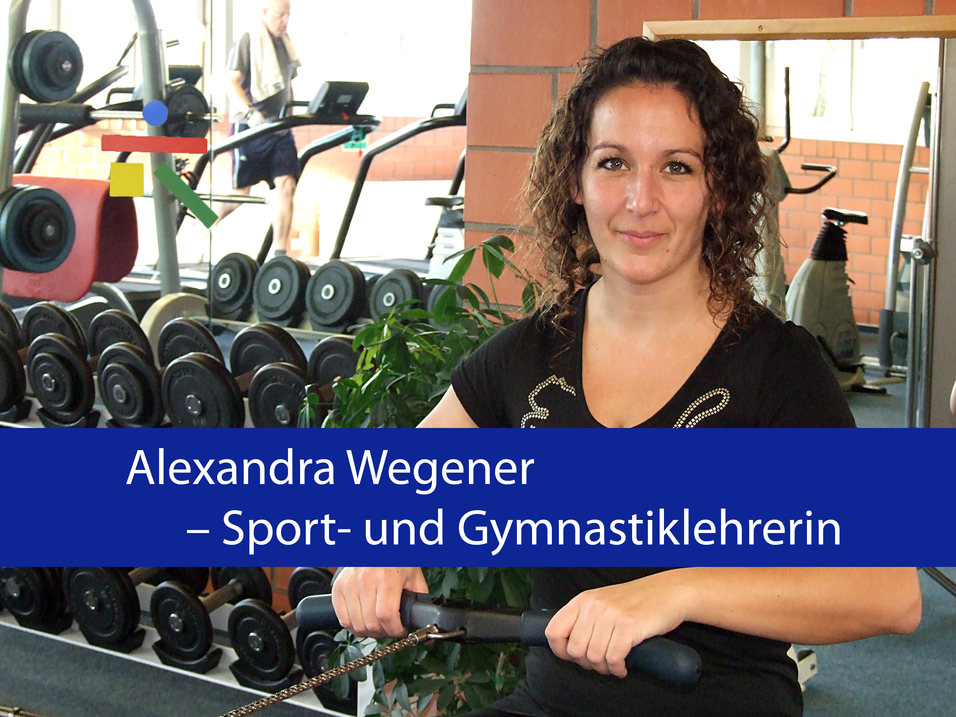 Frau mit lockigem Haar sitzt an einem Fitnessgerät in einem Sportstudio, Gewichte und Trainingsbereich im Hintergrund.