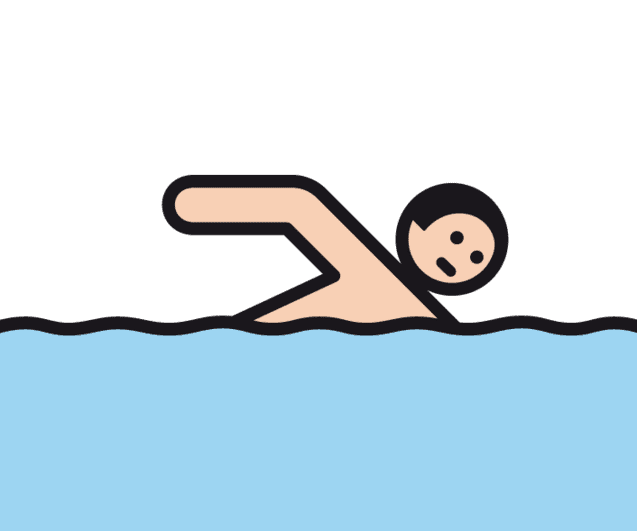Ein schwimmender Mensch mit einem Arm über der Wasseroberfläche in einem blauen Gewässer.