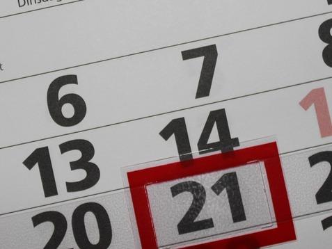 Monatskalender f&uuml;r Juni mit hervorgehobenen Tagen 5 und 21, &uuml;bersichtlich in Schwarz und Rot.