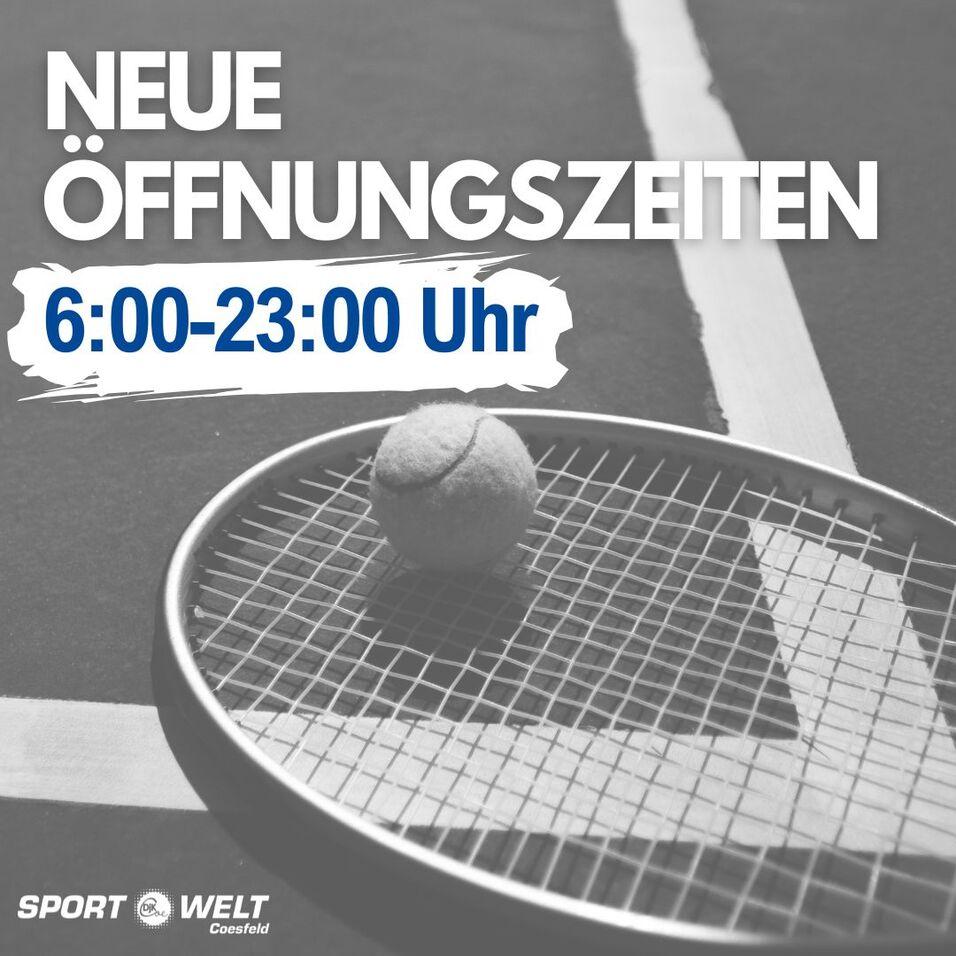 Tennisball liegt auf einem Schläger, daneben stehen die neuen Öffnungszeiten: 6:00-23:00 Uhr.