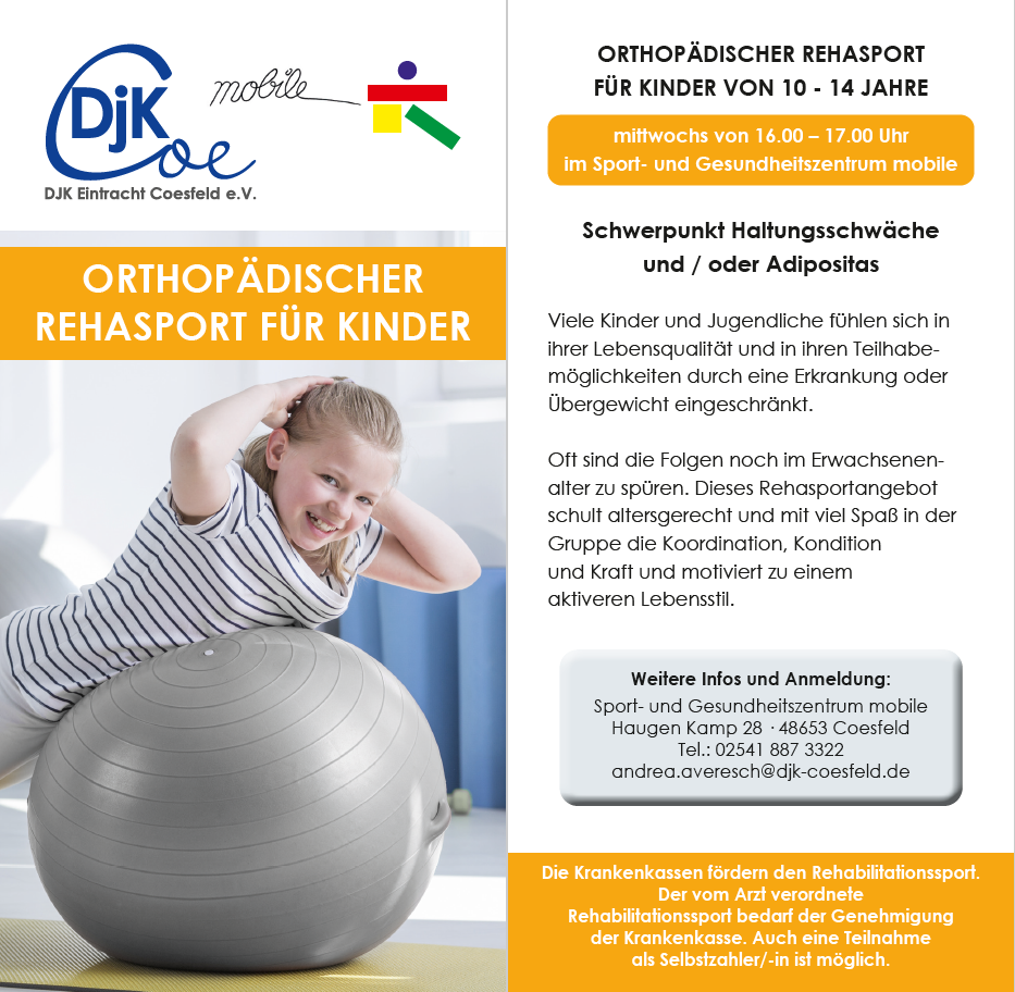 Ein lächelndes Kind sitzt auf einem großen Gymnastikball und streicht sich durch die Haare, umgeben von einem hellen Raum.