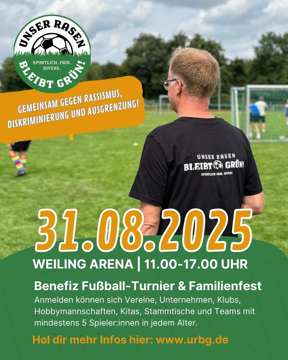 Mann in schwarzem T-Shirt mit Aufschrift steht auf einem Fußballplatz, im Hintergrund laufen Spieler. Plakat für Turnier.