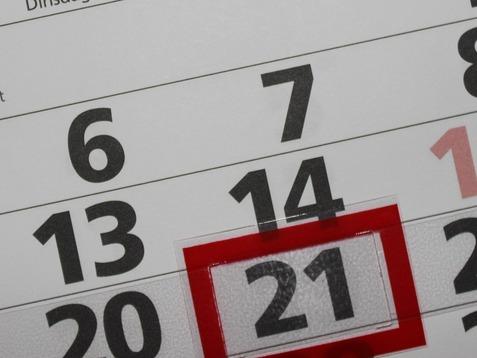 Monatskalender für Juni mit hervorgehobenen Tagen 5 und 21, übersichtlich in Schwarz und Rot.