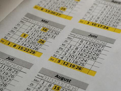 Kalenderblatt mit hervorgehobenen Daten für Mai, Juni, Juli und August in deutscher Sprache.