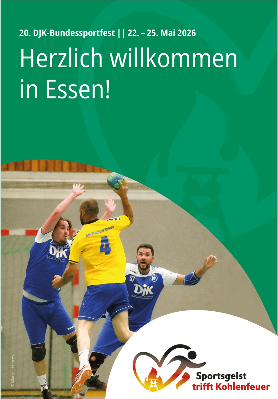 Teilnehmer des DJK-Bundessportfests spielen Handball in sportlicher Umgebung, mit Veranstaltungshinweisen im Hintergrund.