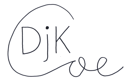 Logo der DJK mit künstlerischer Schrift und geschwungenem Text.