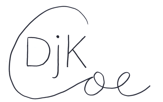 Kalligraphische Schriftzug „DJK“ umgeben von einer geschwungenen Linie.