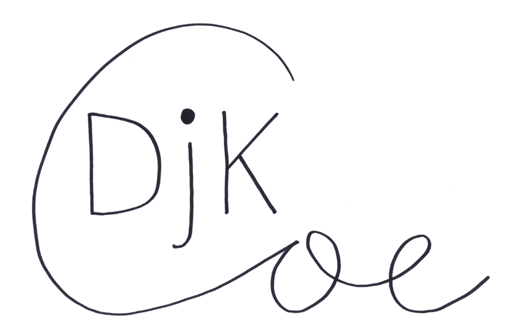 Handgezeichnetes Logo mit den Buchstaben "DJK" und einer geschwungenen Linie, die "oe" formt.