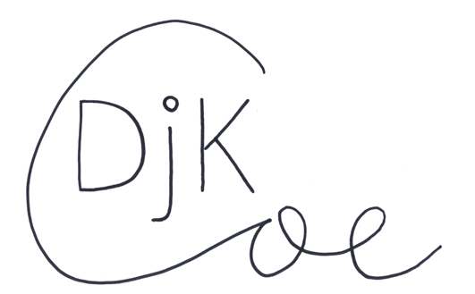 Handgezeichnetes Logo mit dem Text "DJK" und einer geschwungenen Linie darunter.