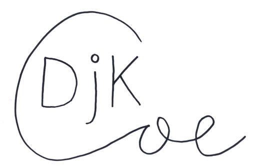 Handschriftliches Logo mit den Buchstaben "Djk" und einer geschwungenen Linie.