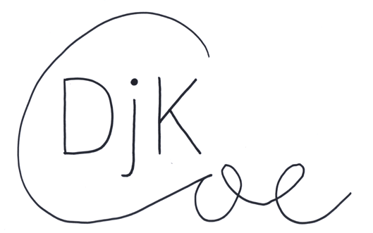 Handgeschriebene Schrift mit den Buchstaben „Djk“ und einem schwungvollen, geschwungenen „oe“ darüber.