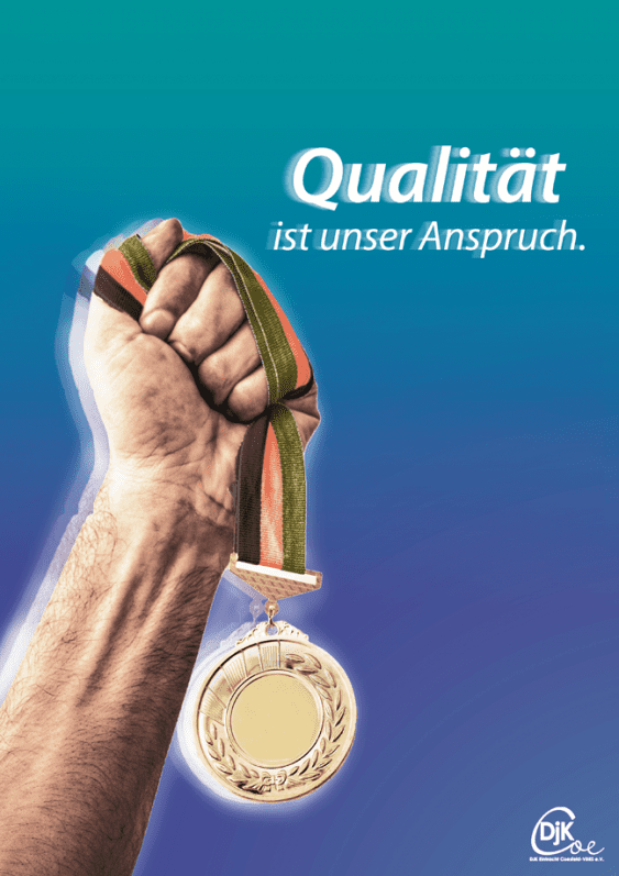 Hand mit erhobenem Medaillon an einem farbigen Band auf blauem Hintergrund, daneben der Text "Qualität ist unser Anspruch."