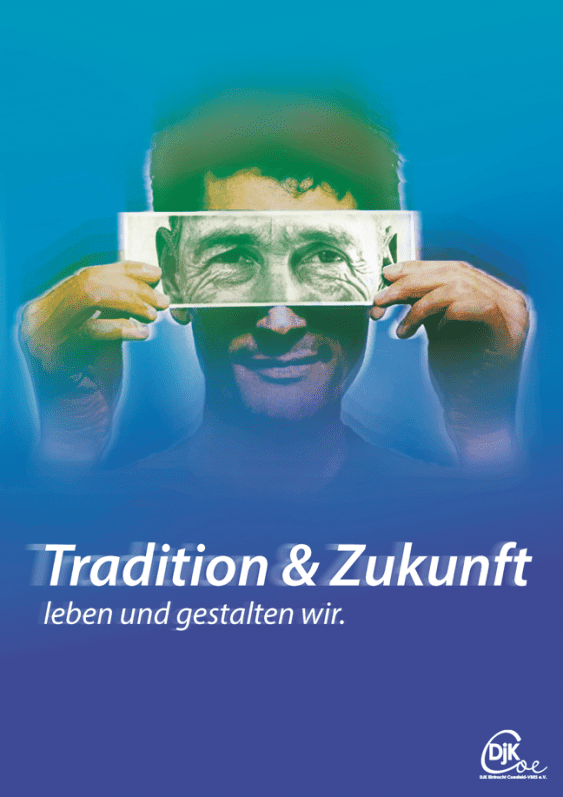 Mann hält ein transparentes Bild mit einem alten Gesicht vor seinem Gesicht, Hintergrund in blauen Farbtönen.