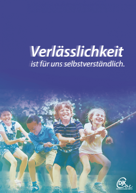Vier Kinder ziehen gemeinsam an einem Tau, lächelnd und voller Energie, vor unscharfem grünem Hintergrund.