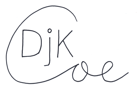 Handschriftliches Logo mit den Buchstaben "DJK" und einer geschwungenen Linie, die den Namen ergänzt.