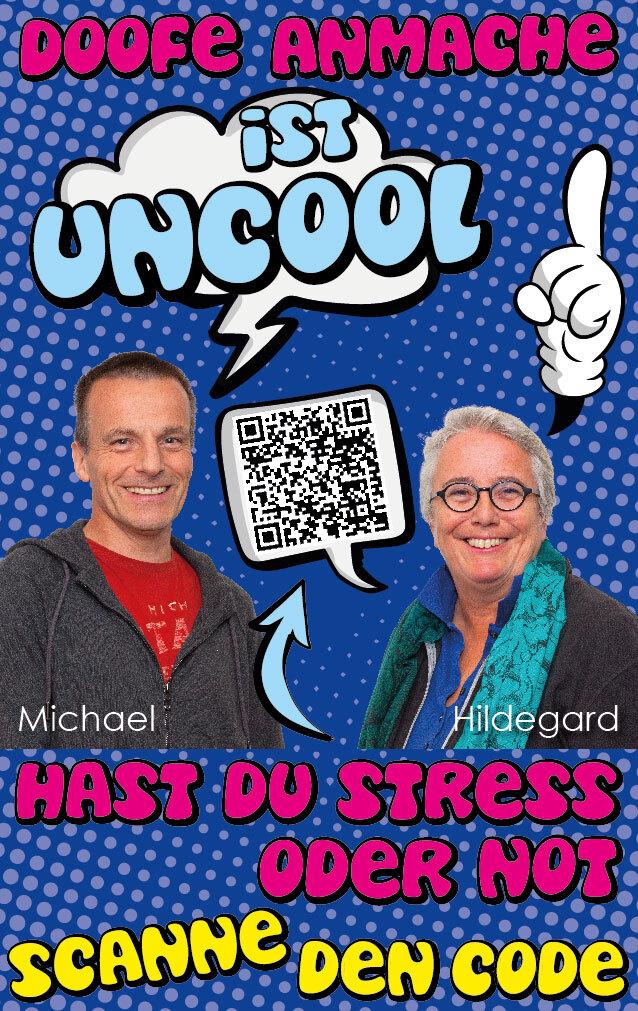 Zwei Personen, Michael und Hildegard, stehen vor einem blauen Hintergrund mit einem QR-Code und dem Text „DOOFE ANMACHE IST UNCOOL“.