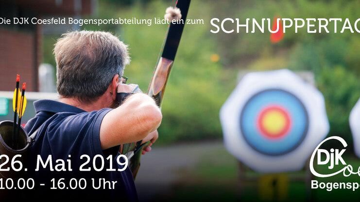 Mann mit Bogen zielt auf Zielscheiben während des Schnuppertags der DJK Coesfeld Bogensportabteilung.