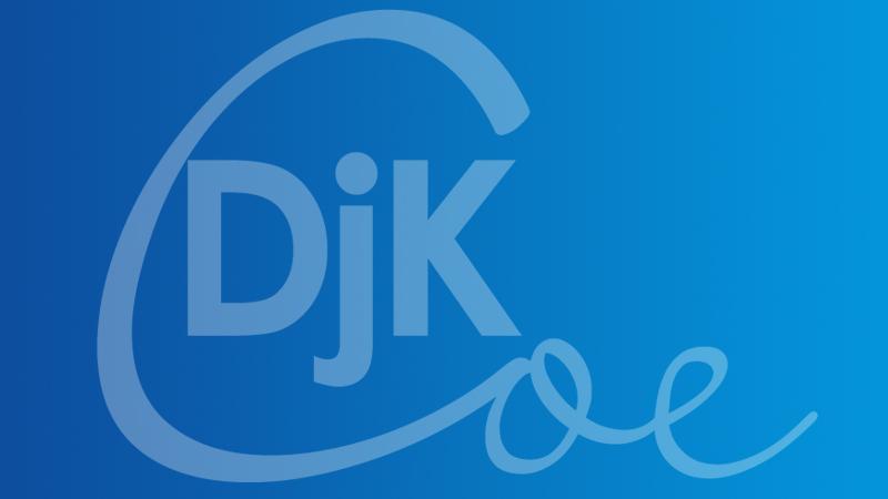 Logo der DJK, wei&szlig;e Schrift auf einem blauen Verlaufshintergrund.