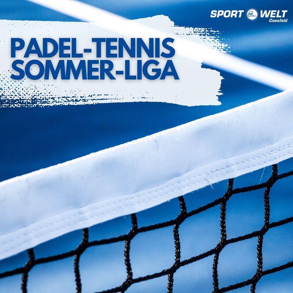 Nahaufnahme eines Padel-Tennisschlägers und Netzes auf einem blauen Platz mit dem Text „Padel-Tennis Sommer-Liga“.