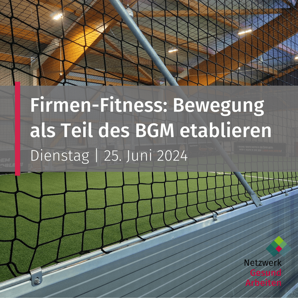 Banner mit Text über Firmen-Fitness und BGM auf grünem Sportplatz, mit Netz und moderner Sportumgebung.