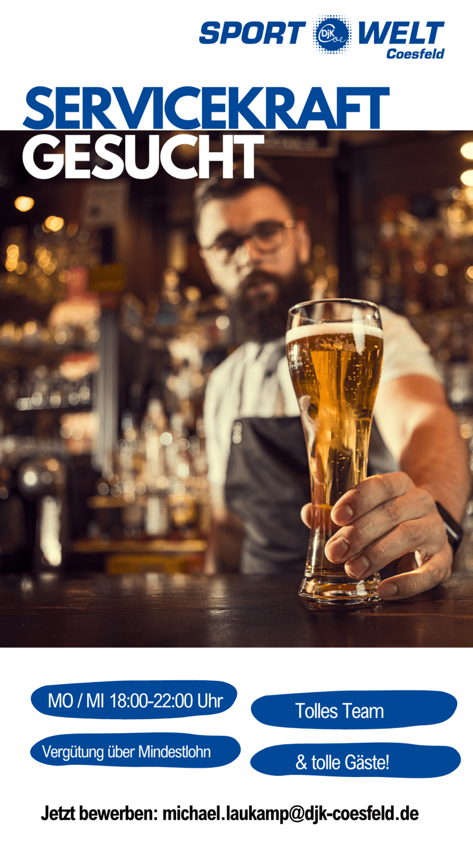 Mann in lässiger Kleidung reicht ein Bierglas über die Theke, im Hintergrund sind verschwommene Flaschen zu sehen.
